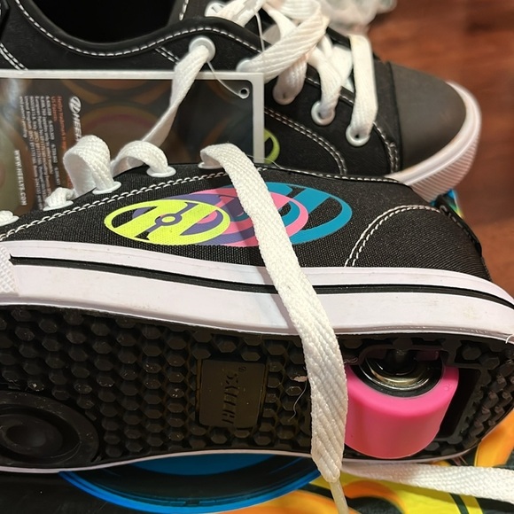 BNIB heels Wheeled Shoe kids size 13 Heely’s sneakers​ - Picture 4 of 4